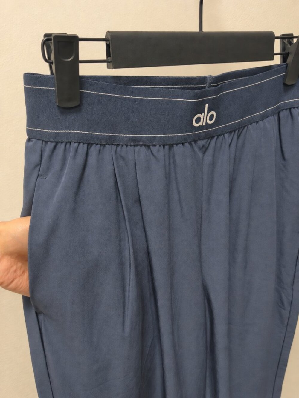 NWT Alo Yoga Navy Suit Up Trouser (Regular 30 inch)💵-Suitable for any occasion - Picture 4 of 7